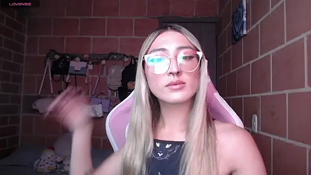 Snapshot of Andrea_camilaaa chatting on 05-26-26, 04:16 Andrea camilaaa online show from 05-26-26, 04:16