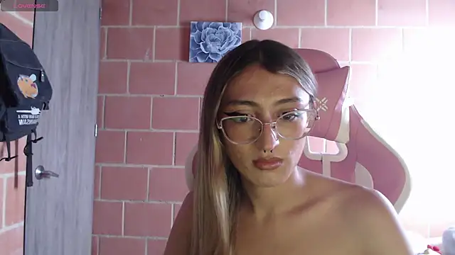 Snapshot of Andrea_camilaaa chatting on 09-27-25, 05:19 Andrea camilaaa online show from 09-27-25, 05:19