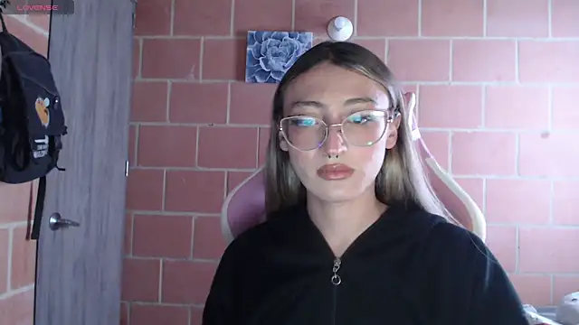 Snapshot of Andrea_camilaaa chatting on 09-30-25, 02:01 Andrea camilaaa online show from 09-30-25, 02:01