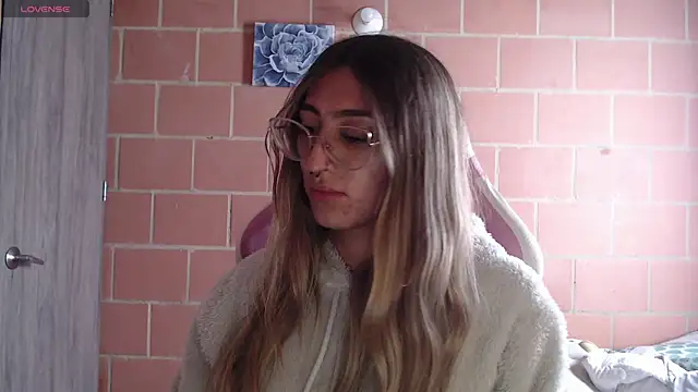 Snapshot of Andrea_camilaaa chatting on 10-28-25, 02:16 Andrea camilaaa online show from 10-28-25, 02:16