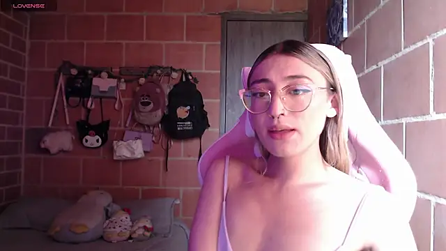 Snapshot of Andrea_camilaaa chatting on 05-25-26, 04:17 Andrea camilaaa online show from 05-25-26, 04:17