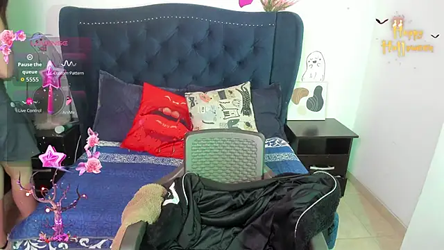 Snapshot of LucyPetit chatting on 10-10-25, 01:12 LucyPetit online show from 10-10-25, 01:12