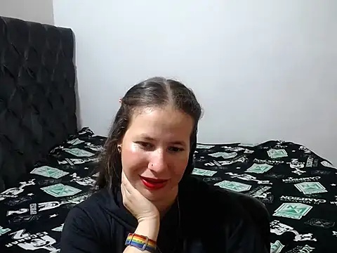 Snapshot of Valentina_charlys chatting on 10-15-25, 02:36 Valentina charlys online show from 10-15-25, 02:36