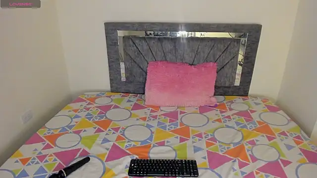 Laurasofia01 online show from 04-05-26, 12:50