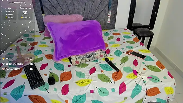 Laurasofia01 online show from 10-28-25, 02:12