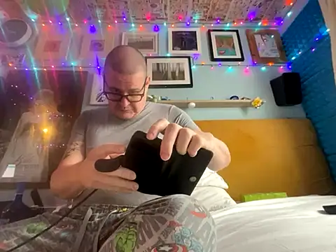 Snapshot of WriggleQuest chatting on 10-24-25, 08:46 WriggleQuest online show from 10-24-25, 08:46