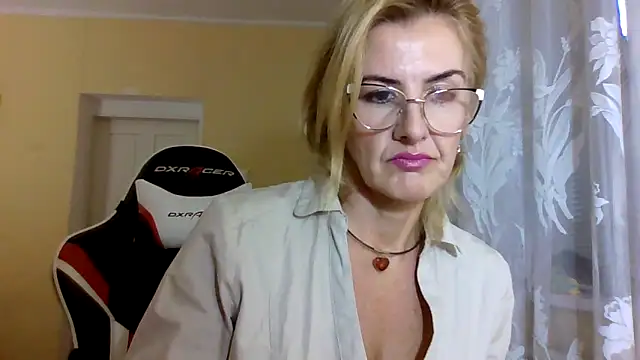 Snapshot of TianaQLove chatting on 10-08-25, 10:50 TianaQLove online show from 10-08-25, 10:50