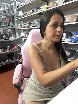 Snapshot of GiaDuque chatting on 09-18-25, 12:30 GiaDuque online show from 09-18-25, 12:30
