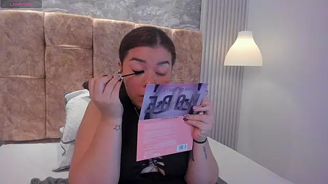 leilapons online show from 11-11-25, 10:04