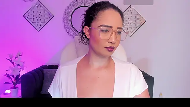 Snapshot of Sharon_breezee chatting on 10-17-25, 03:54 Sharon breezee online show from 10-17-25, 03:54