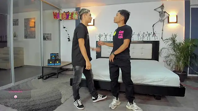 Bisexlifehot   online show from 10-10-25, 10:54