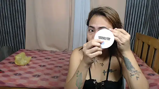 Snapshot of joanpetite chatting on 10-21-25, 01:38 joanpetite online show from 10-21-25, 01:38