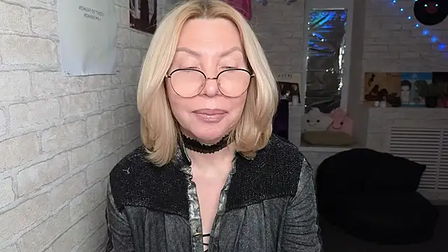 Snapshot of Wendy_Waves chatting on 10-02-25, 12:30 Wendy Waves online show from 10-02-25, 12:30