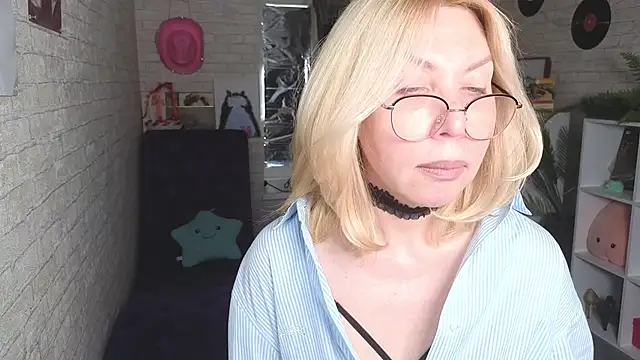 Snapshot of Wendy_Waves chatting on 05-28-26, 12:22 Wendy Waves online show from 05-28-26, 12:22