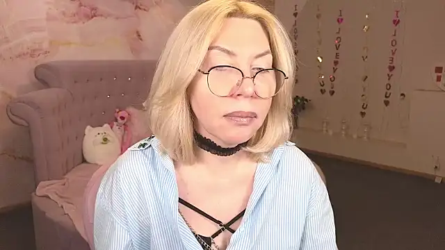 Snapshot of Wendy_Waves chatting on 10-21-25, 12:04 Wendy Waves online show from 10-21-25, 12:04