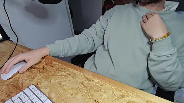 Snapshot of BenReich chatting on 11-06-25, 10:03 BenReich online show from 11-06-25, 10:03