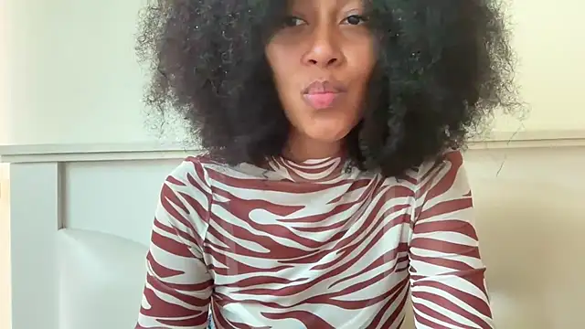 Snapshot of Vaylisse chatting on 10-03-25, 06:15 Vaylisse online show from 10-03-25, 06:15