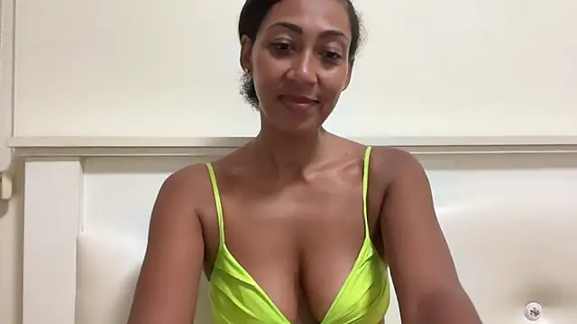 Snapshot of Vaylisse chatting on 09-17-25, 05:04 Vaylisse online show from 09-17-25, 05:04