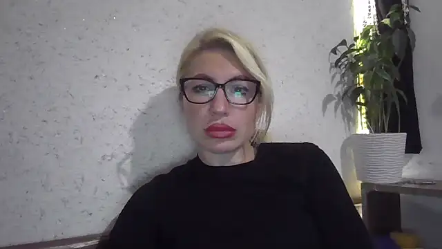 Snapshot of fox_red_lady7 chatting on 10-13-25, 03:35 fox red lady7 online show from 10-13-25, 03:35