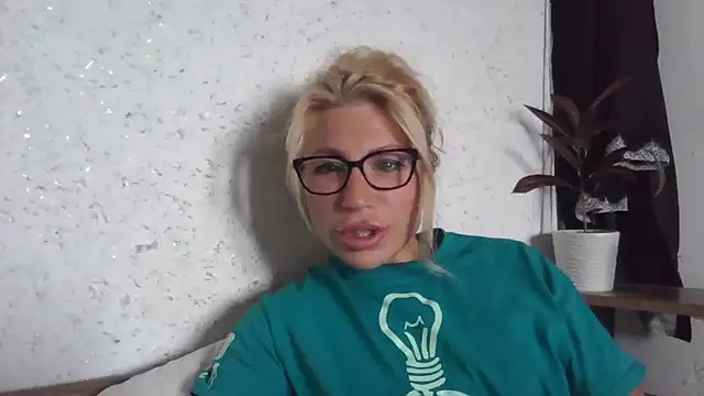 Snapshot of fox_red_lady7 chatting on 09-29-25, 08:32 fox red lady7 online show from 09-29-25, 08:32