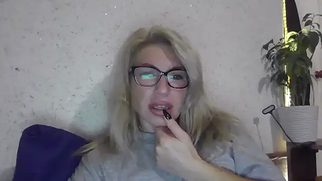 Snapshot of fox_red_lady7 chatting on 10-24-25, 03:44 fox red lady7 online show from 10-24-25, 03:44