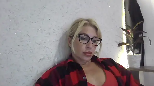 Snapshot of fox_red_lady7 chatting on 10-01-25, 12:09 fox red lady7 online show from 10-01-25, 12:09