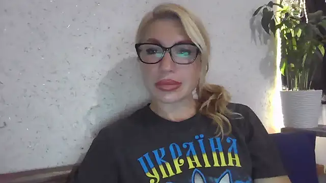 Snapshot of fox_red_lady7 chatting on 10-10-25, 12:28 fox red lady7 online show from 10-10-25, 12:28