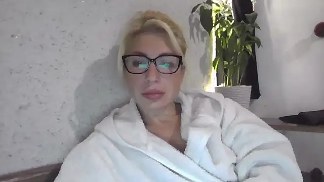Snapshot of fox_red_lady7 chatting on 10-08-25, 07:25 fox red lady7 online show from 10-08-25, 07:25