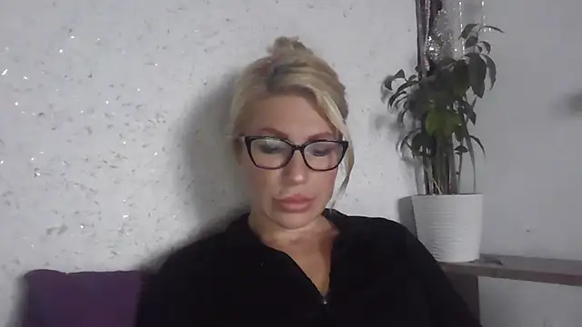 Snapshot of fox_red_lady7 chatting on 10-18-25, 09:55 fox red lady7 online show from 10-18-25, 09:55