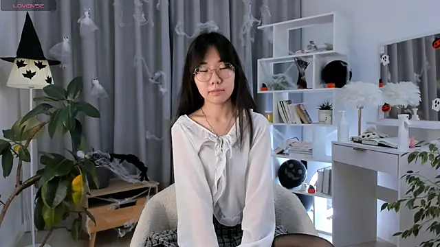 Snapshot of UdelaDodson chatting on 11-03-25, 01:22 UdelaDodson online show from 11-03-25, 01:22