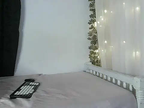 Snapshot of lishainparis18 chatting on 09-27-25, 04:35 lishainparis18 online show from 09-27-25, 04:35