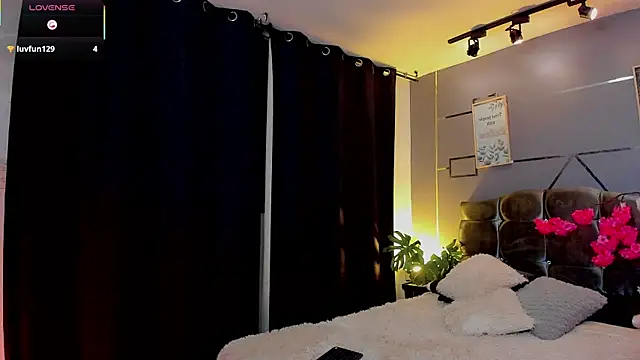 antonellastar24  online show from 10-12-25, 05:42