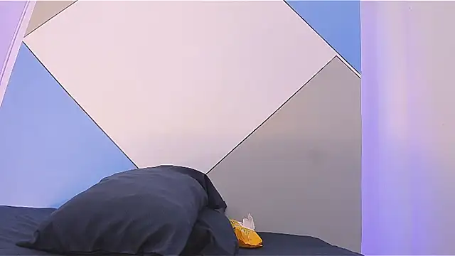 emily cross online show from 04-17-26, 07:49