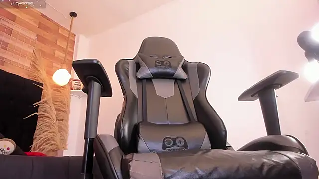 Snapshot of Emily_brown04 chatting on 12-15-25, 11:16 Emily brown04 online show from 12-15-25, 11:16