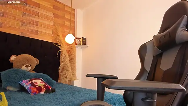 Snapshot of Emily_brown04 chatting on 12-21-25, 12:18 Emily brown04 online show from 12-21-25, 12:18