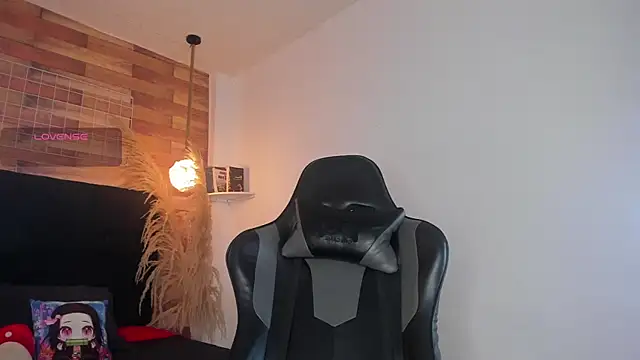 Snapshot of Emily_brown04 chatting on 10-24-25, 01:10 Emily brown04 online show from 10-24-25, 01:10