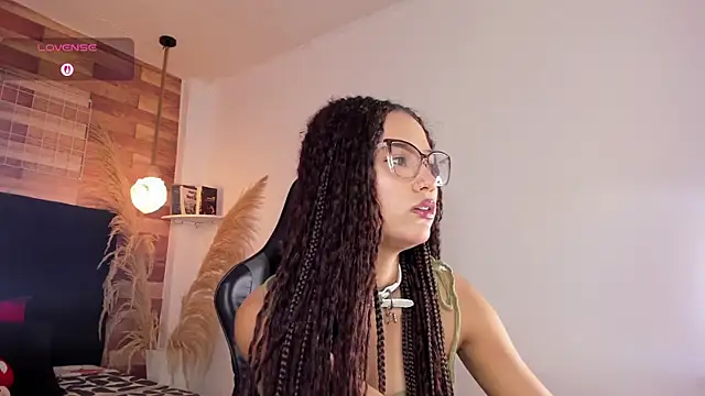 Snapshot of Emily_brown04 chatting on 10-27-25, 02:29 Emily brown04 online show from 10-27-25, 02:29