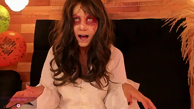 Snapshot of Emily_brown04 chatting on 10-31-25, 11:18 Emily brown04 online show from 10-31-25, 11:18