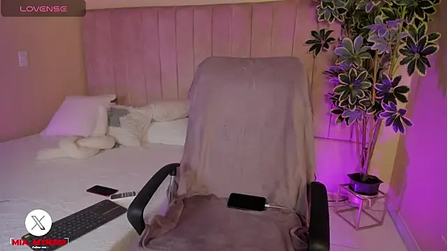 Mia mtnz02 online show from 11-08-25, 12:47