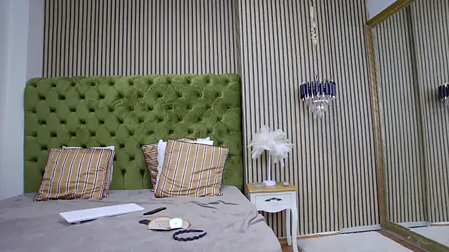 LunaHart online show from 10-22-25, 06:51