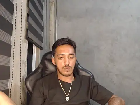 Snapshot of RowyCam chatting on 09-08-25, 03:11 RowyCam online show from 09-08-25, 03:11