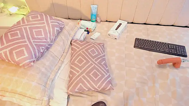 manyaa  online show from 09-30-25, 07:31