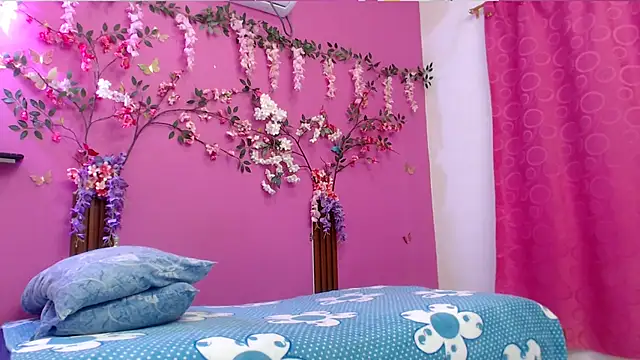 Snapshot of skinnybarbie022 chatting on 02-26-26, 01:05 skinnybarbie022 online show from 02-26-26, 01:05