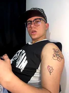 Snapshot of Kurtxxx22 chatting on 09-18-25, 11:41 Kurtxxx22 online show from 09-18-25, 11:41