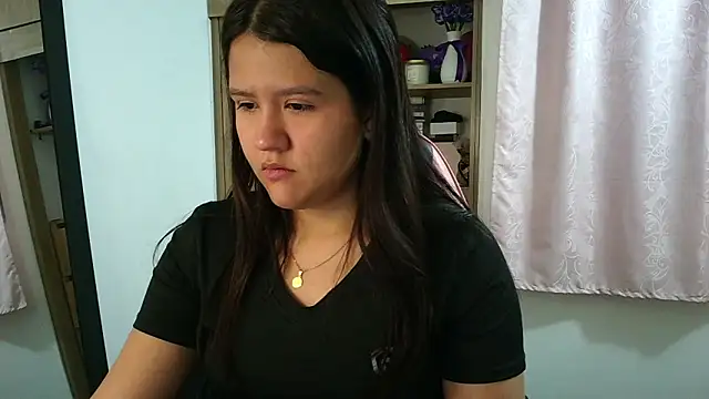 Snapshot of Oliviawatson1 chatting on 06-11-26, 12:02 Oliviawatson1 online show from 06-11-26, 12:02