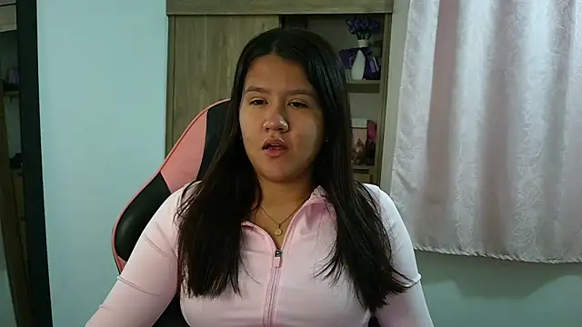 Oliviawatson1 online show from 05-12-26, 12:00
