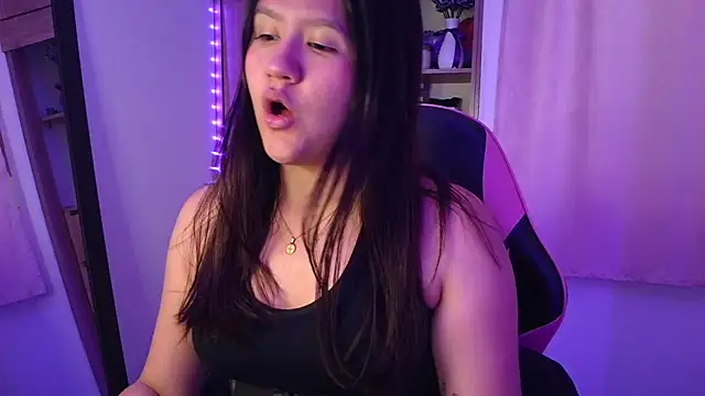 Snapshot of Oliviawatson1 chatting on 06-19-26, 12:00 Oliviawatson1 online show from 06-19-26, 12:00