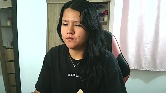 Oliviawatson1 online show from 11-13-25, 12:42