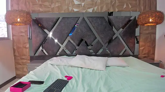 Selene  Lopez  online show from 04-17-26, 08:22