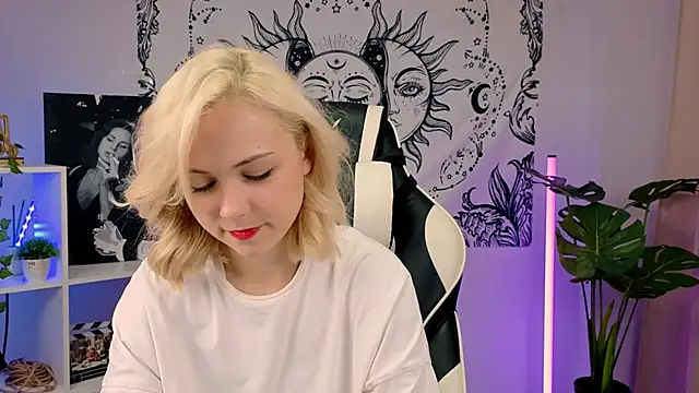 Charlotte Colinss online show from 09-16-25, 04:35